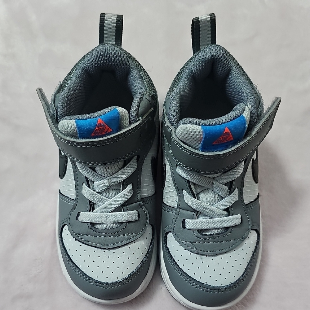 Nike Gray and Black Sneakers with Velcro Closure - Picture 2 of 8